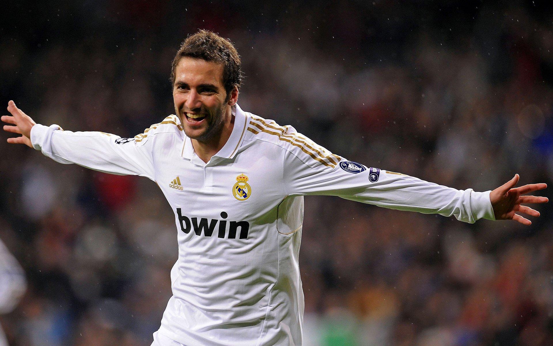 曼纳坚称因西涅为传奇但否认回归可能，那不勒斯着眼未来阵容构建